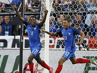 France edge England in thrilli...